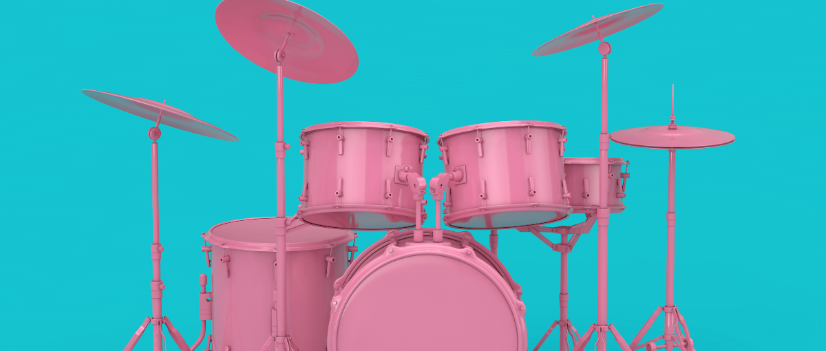 pinkes Drumset auf hellblauem Hintergrund